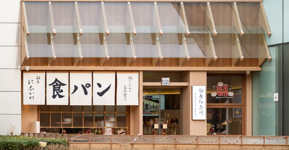 日本街頭多樣餐廳招牌與人潮熱鬧景象